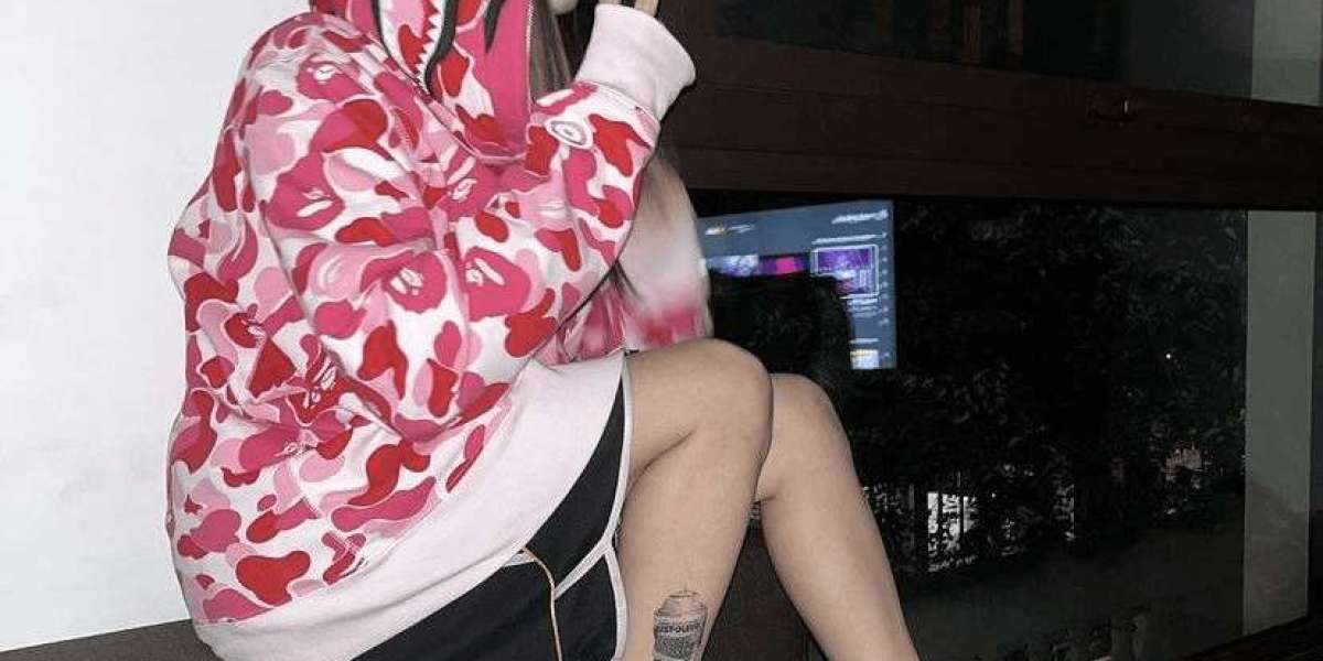 The Modern Appeal of the BAPE Hoodie in Streetwear Culture